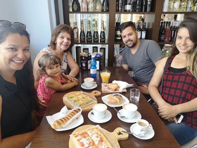 Família tomando café-da-manhã na Itália.