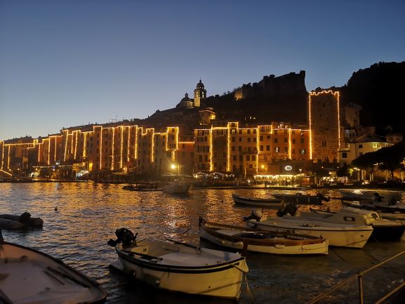 Porto Venere enfeitada para o Natal