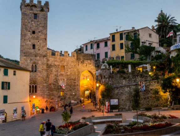 Praça entrada de Porto Venere